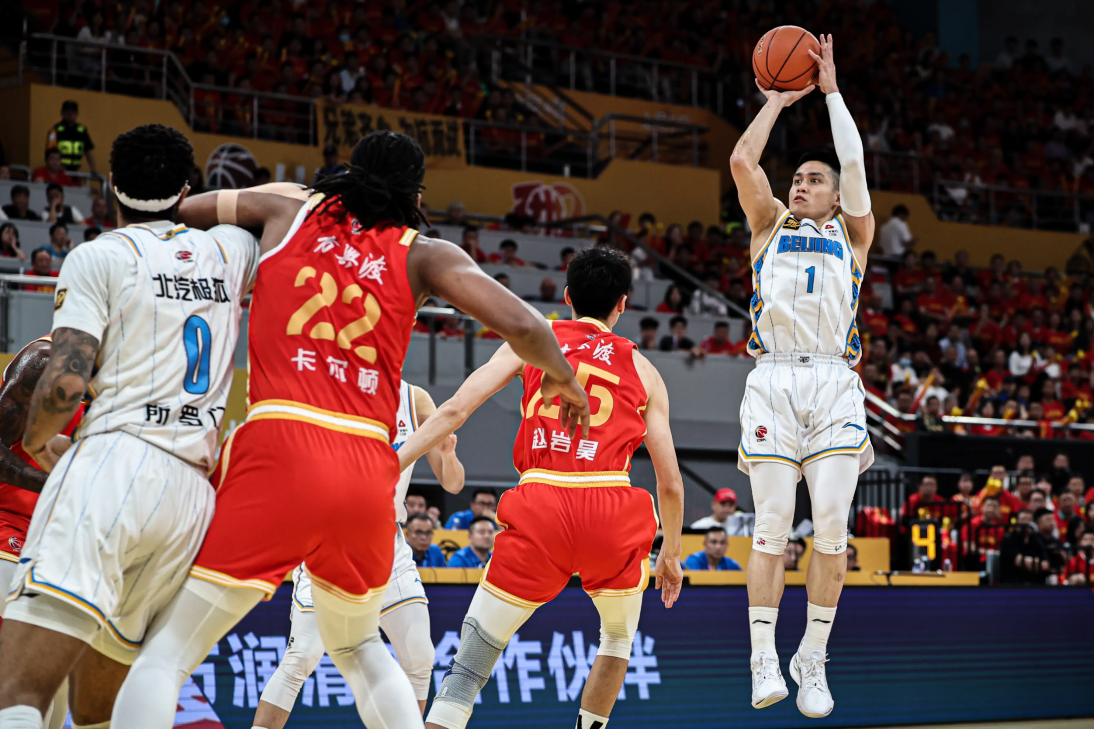 北京男篮战胜广州队，表现抢眼场场取胜的简单介绍