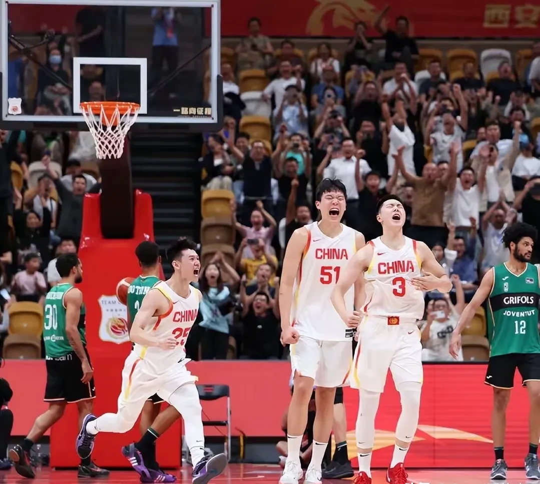 北京男篮战胜广州队，表现抢眼场场取胜的简单介绍