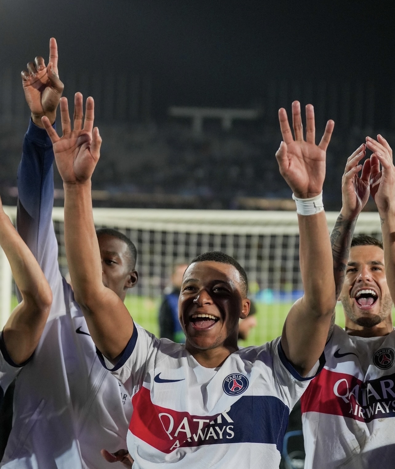 kaiyun-球队夺冠后队员狂欢不止，庆功宴上尽情狂欢的简单介绍